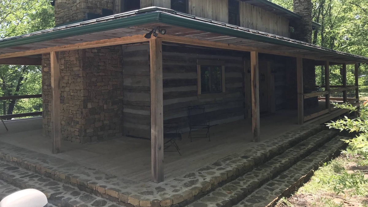 Bowling Green House | Log Cabin Overlooking the River - 1 Mile from Beech Bend Raceway