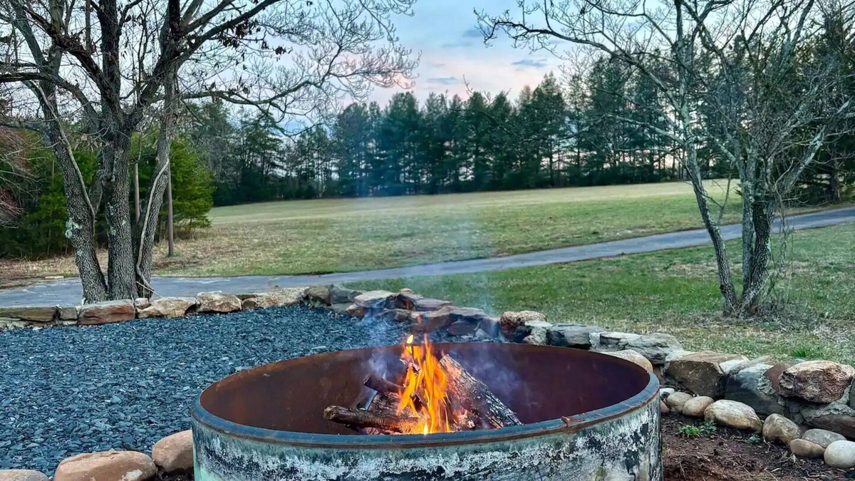 Callands-Gretna House | Log Cabin Retreat/Pet Friendly: Lake, Golf & Wine
