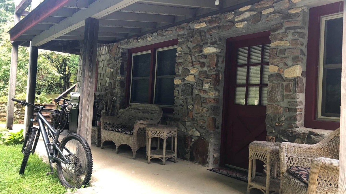 Cedar Mountain Apartment | Log Cabin Suite2-RideIn RideOut