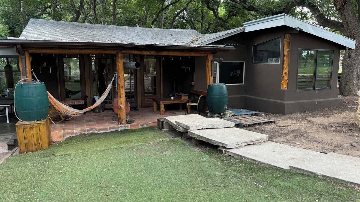 Parker Lane House | Log cabin style home 3 miles from downtown Austin