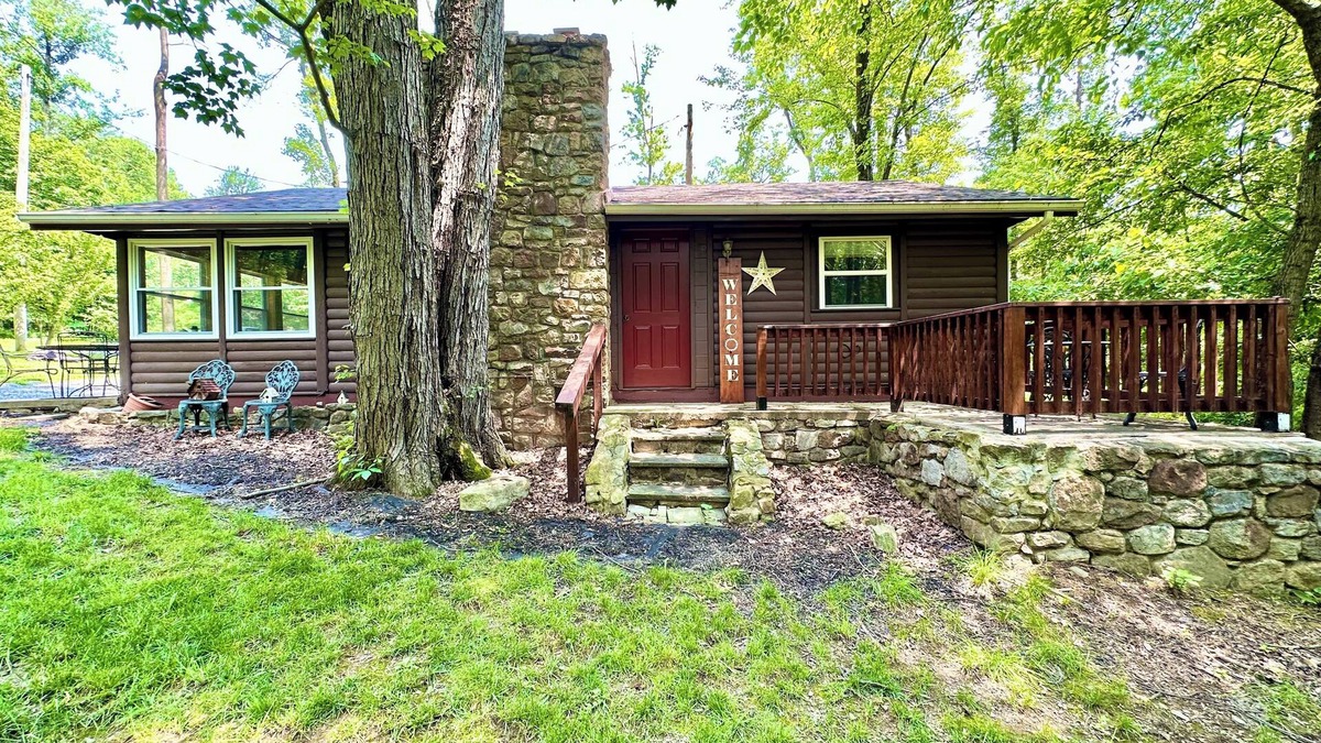 Grantville Cabin | Log Cabin w/Farm Animals & Firepit 20 Mins To Hershey & 4 Mins To Lake!
