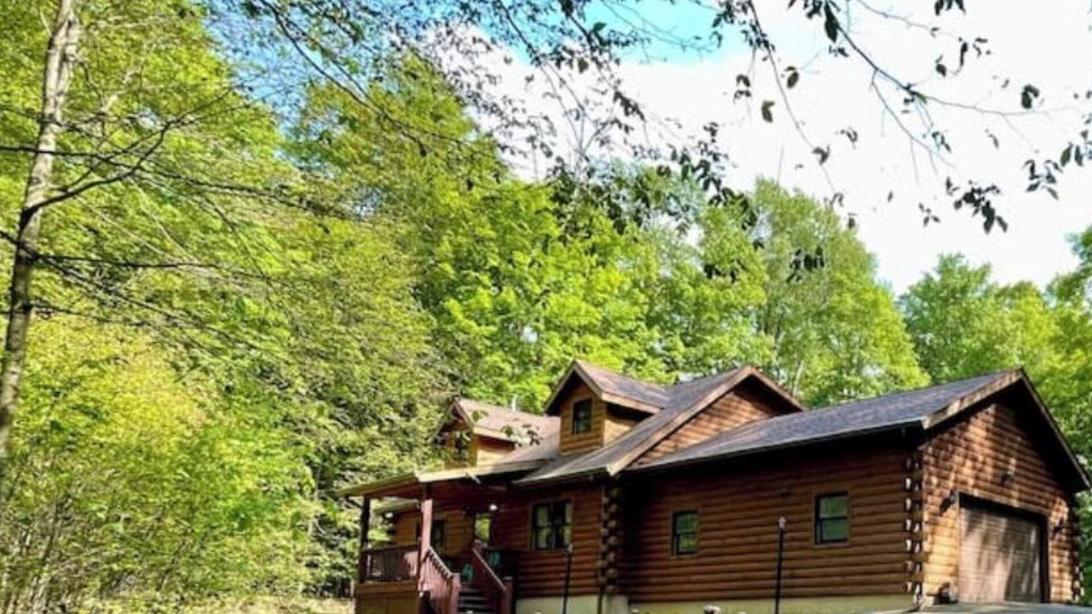 Riverside Estates Cabin | Log Cabin w/ Full Garage, FirePit, BBQ, cozy gas heat Stove