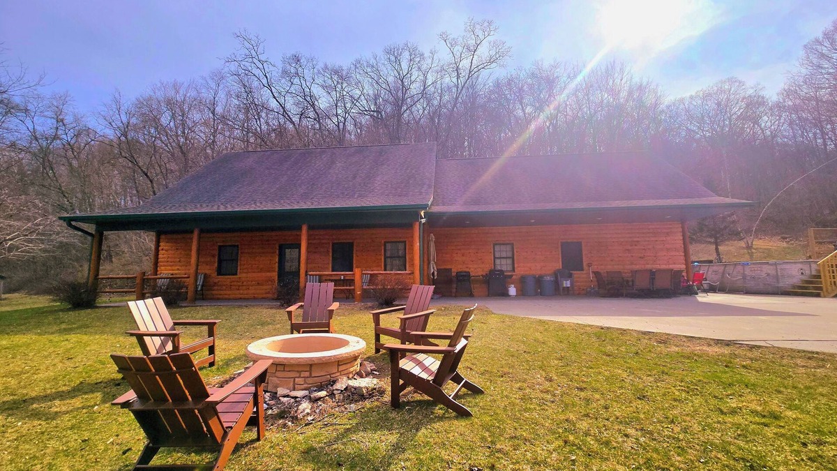 Lansing Cabin | Log Cabin/w hot tub, outdoor pool & pool table