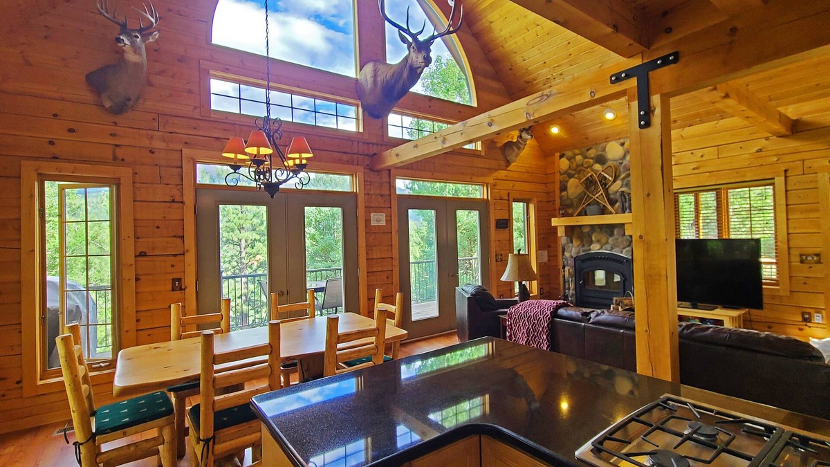 Rainbow Valley Cabin | LOG CABIN w/Mtn View, Hot Tub, & Fireplace!