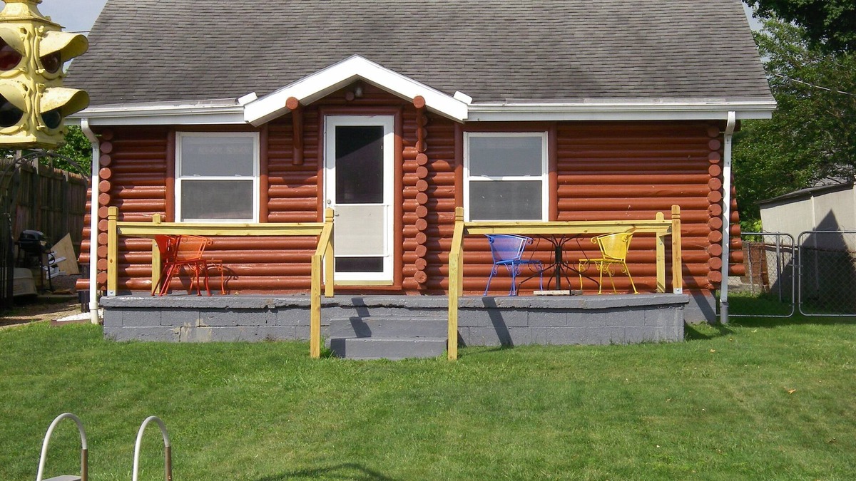 Millersport Cabin | Log Cabin Waterfront getaway at Buckeye Lake featured in the 2019 Tour of Homes