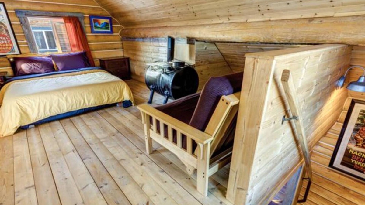 Yukon Cabin | Log Cabin with Amazing Mountain & Lake Views (Pet Friendly)