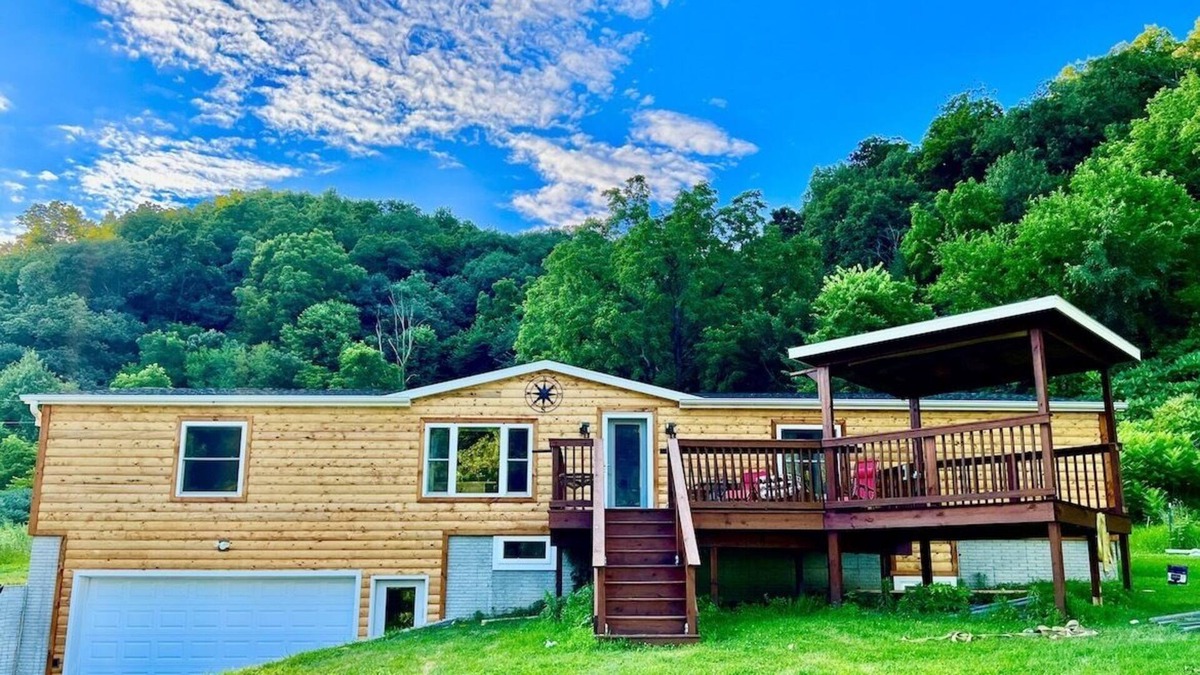 Harpers Ferry Cabin | Log Cabin with Hot Tub 4 Bedroom / 3 bath & New Fishing Pond