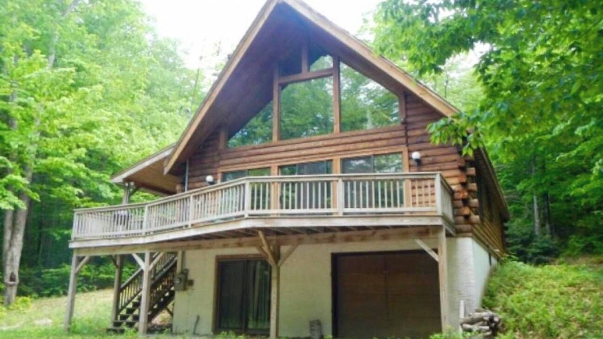 Wardsboro Cabin | Log Cabin with Hot Tub - Perfect for family vacation and group getaways!