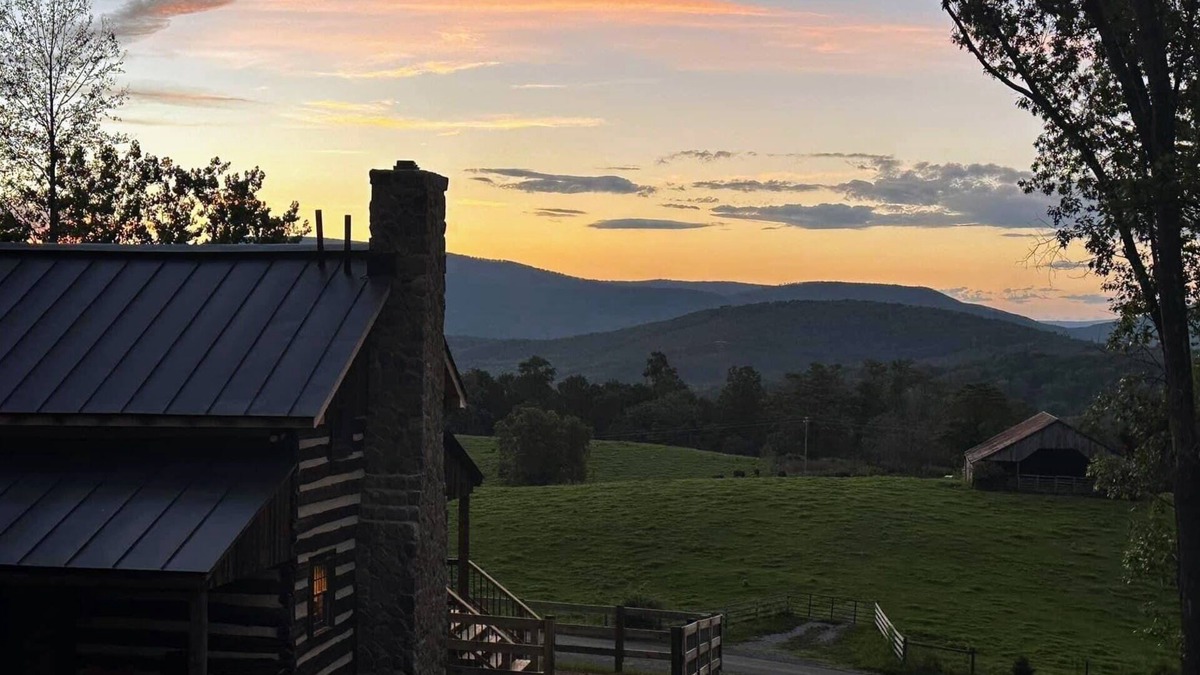 Lexington Cabin | Log cabin with mountain VIEWS in Lexington! Near VA Horse Ctr, 8 mi from VMI/W&L