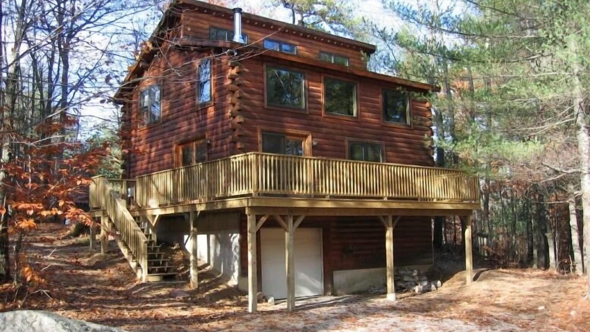 Conway House | Log Cabin with nearby pond, ideal for summer and winter fun - Pets Considered