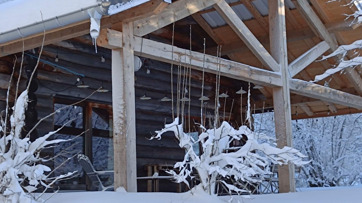 Les Chalesmes Ski Chalet | Log cabin with sheltered terrace, pets welcome