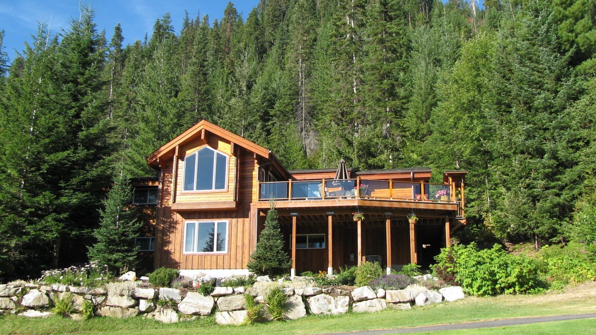 Leavenworth House | Log cabin with views and large deck. Golf! Ski!