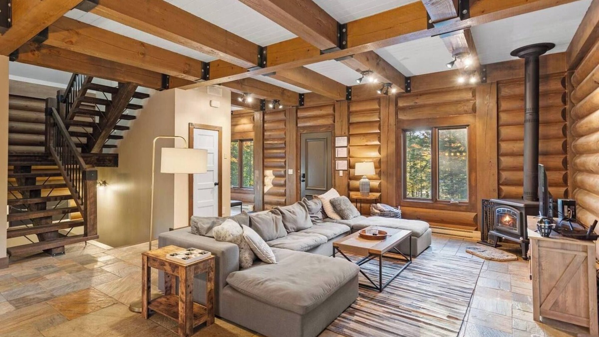Saint-Faustin-Lac-Carre Ski Chalet | Log Chalet ~ Spa & Firepit ~ Arcade, Billiards & Foosball ~ Walk to the Hill
