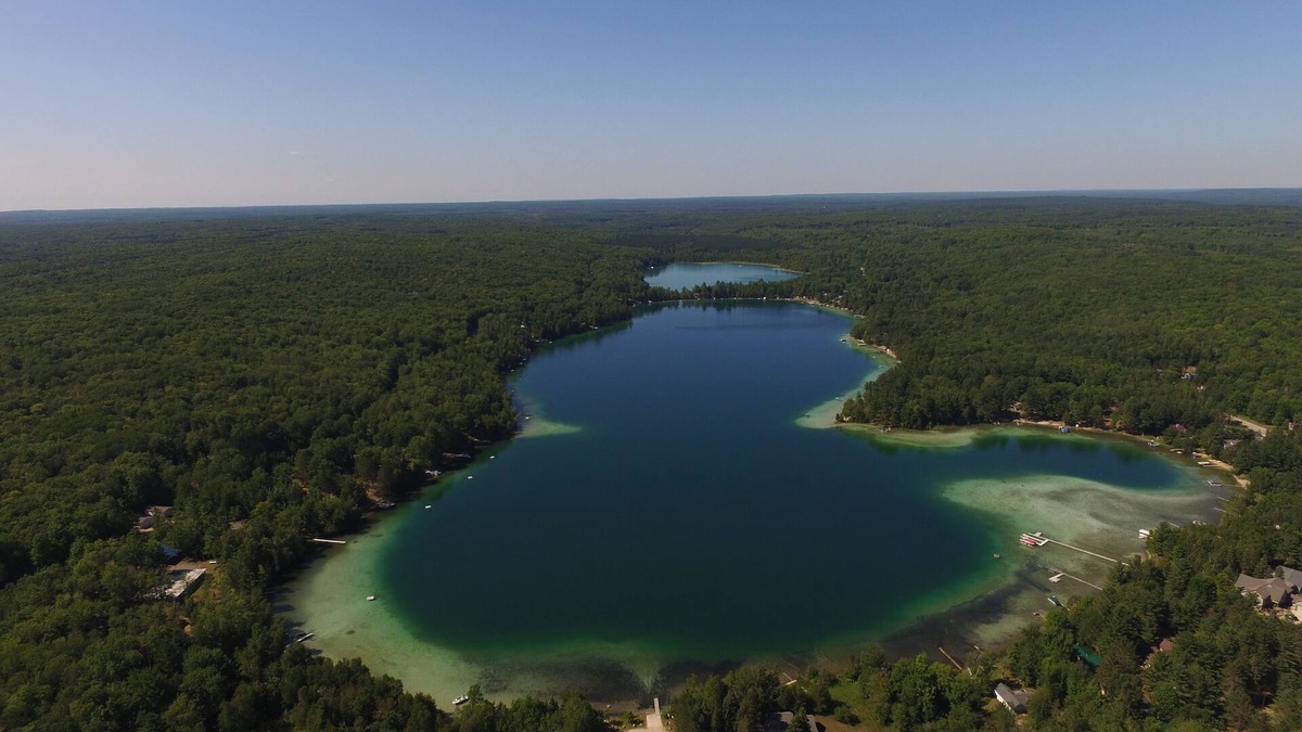 Kalkaska Cottage | Log Cottage on Blue Lake-Fall has arrived!