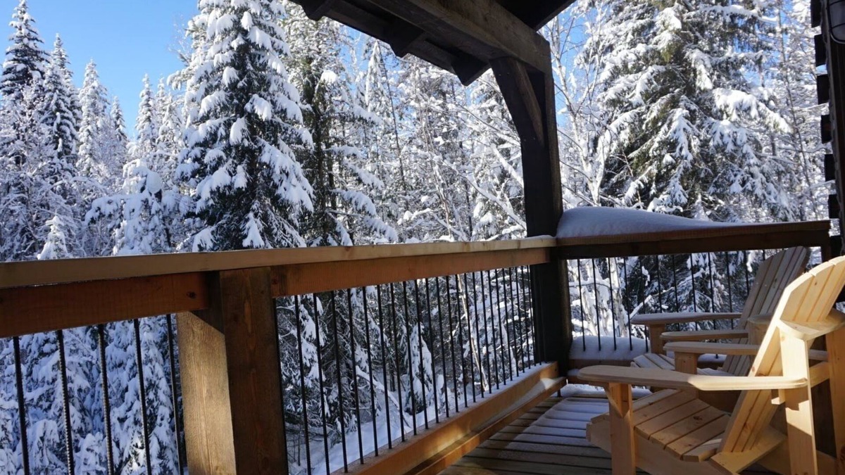 Golden Cabin | Log Dovetail Bison Cabin - Mountain Life Getaway!