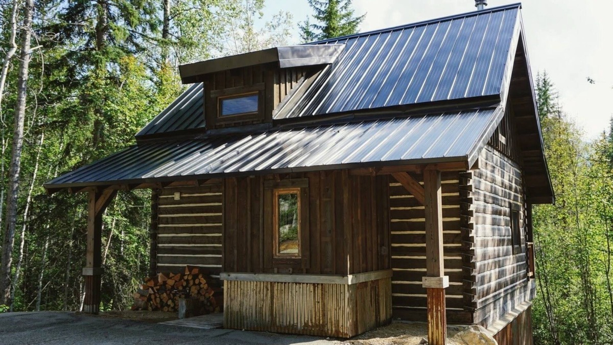 Golden Cabin | Log Dovetail Rooster Cabin - Mountain Life Getaway!