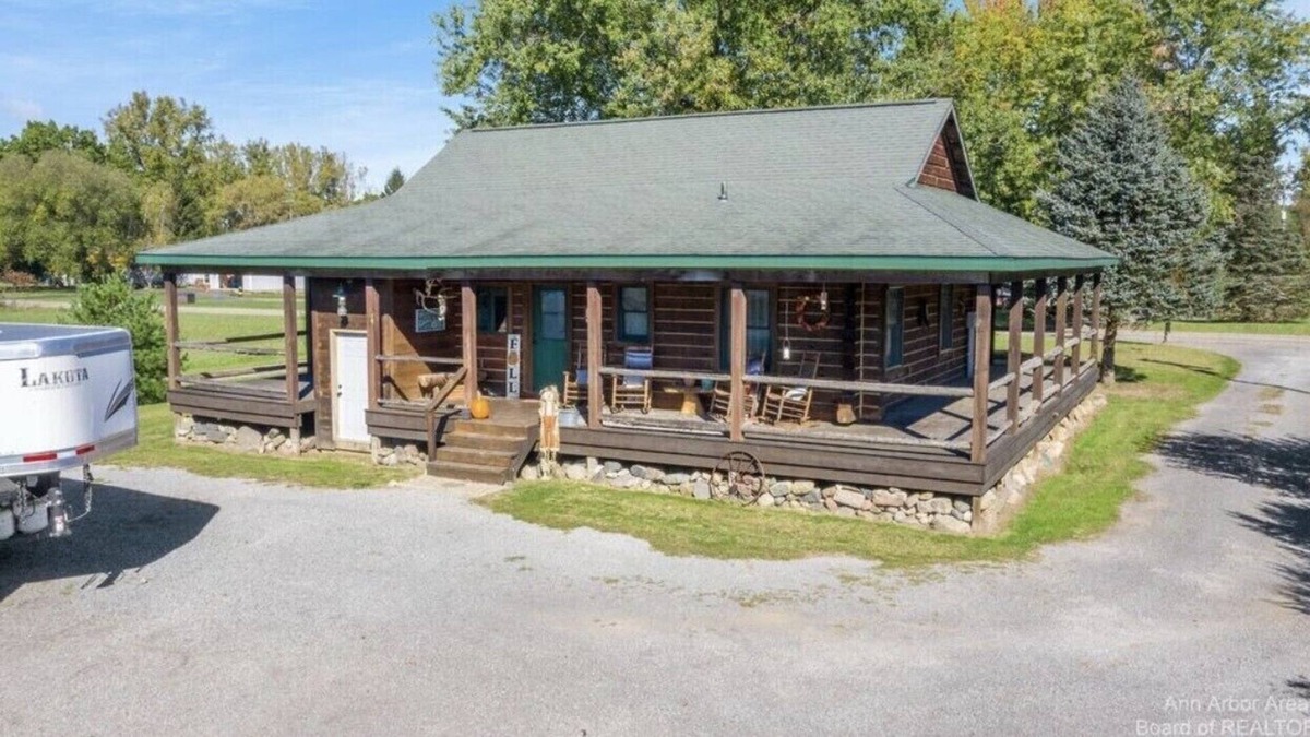 Onondaga Cottage | Log Farm House **HOT TUB**