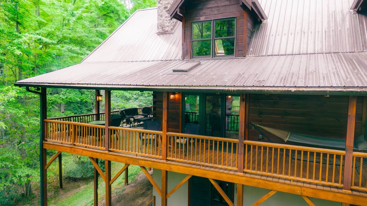 Banner Elk Cabin | Log Heaven - Romantic Luxury Log Cabin near Banner Elk With Hot Tub, Pool Table, & Fishable River!