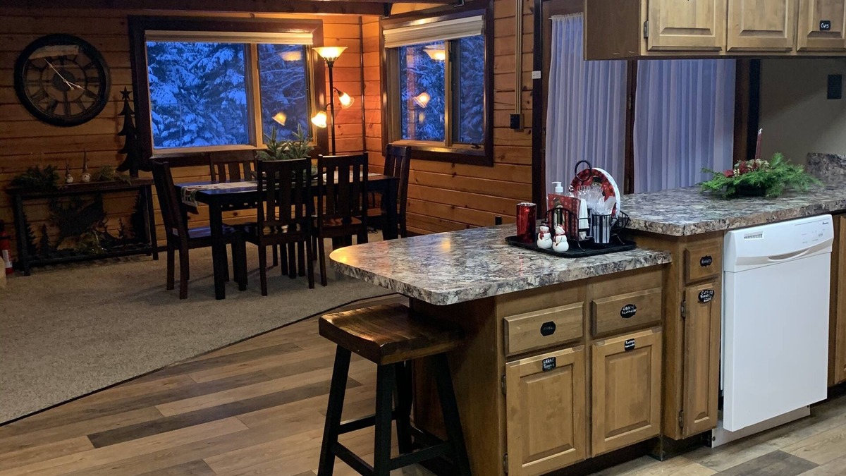 Newport House | Log Home Getaway Surrounded by meadows & Mountains
