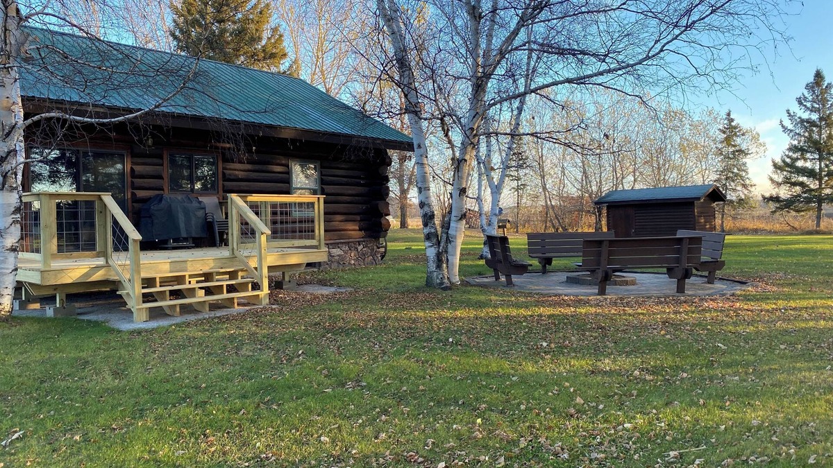 Warroad House | Log Home! Heated Garage! In town Warroad, MN. Close to Hockey Arenas & Fishing!