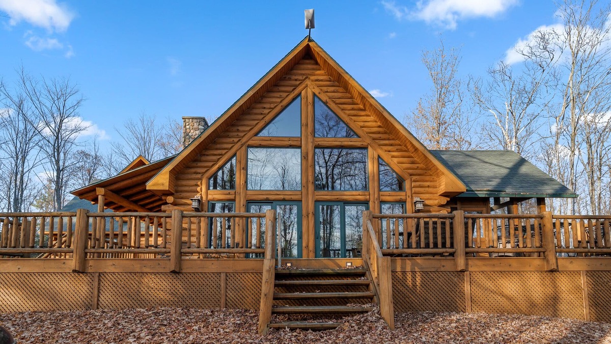 Fish Creek Cabin | Log home in Fish Creek + Dog Friendly and Private lot!