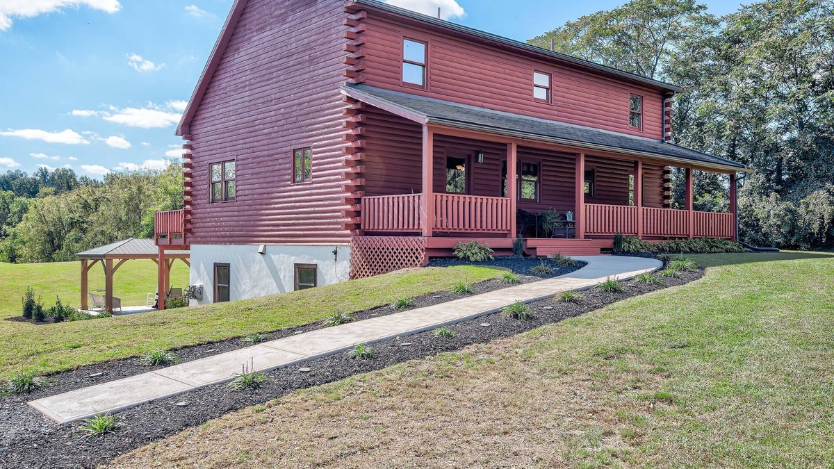 Harrisburg House | Log Home on 8 Acres close to Hershey attractions