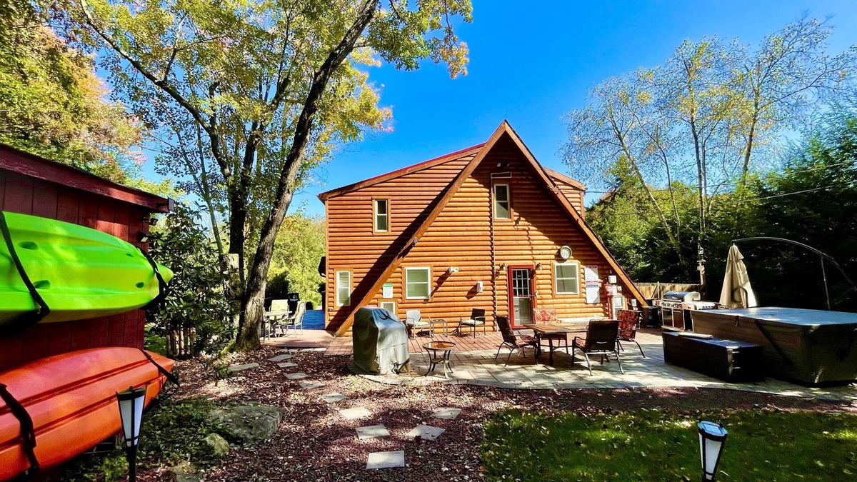 White Haven Cabin | Log House by the Lake - One of a Kind Property