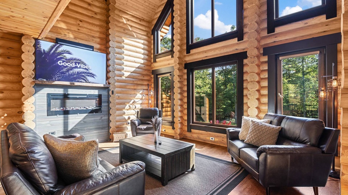 Henryville Ski Chalet | LOG HOUSE CHALET, VOLLEYBALL FIELD, SAUNA, HOT TUB