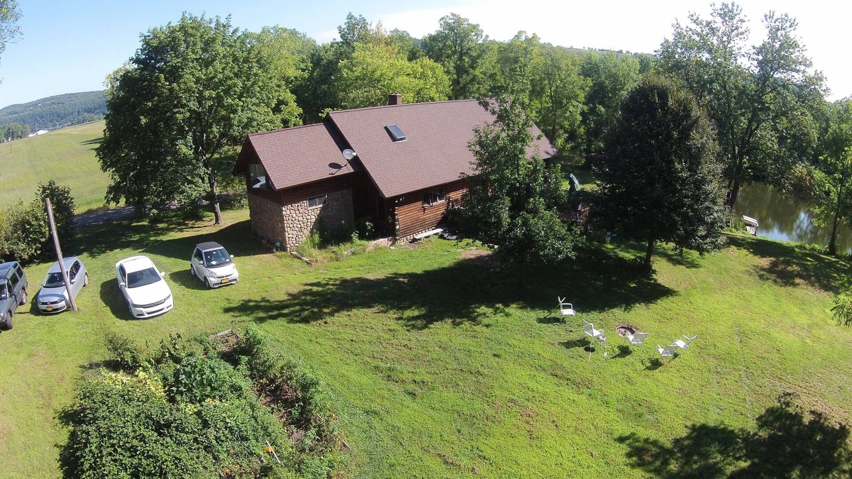 Tunkhannock House | Log House on water, family get-a-way in mountains w/pond, fishing & Swimming