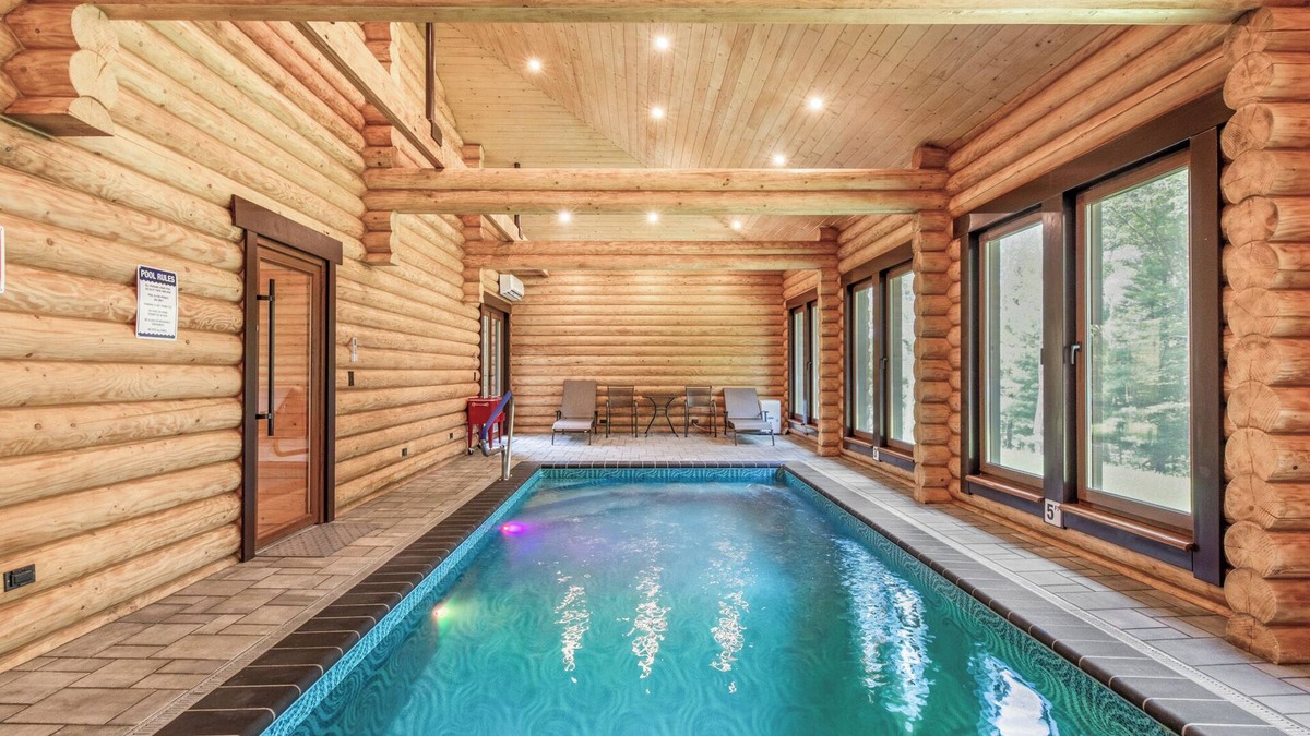 Scotrun Ski Chalet | Log House Vacation Rental with Pool and Tennis Court near with Camelback
