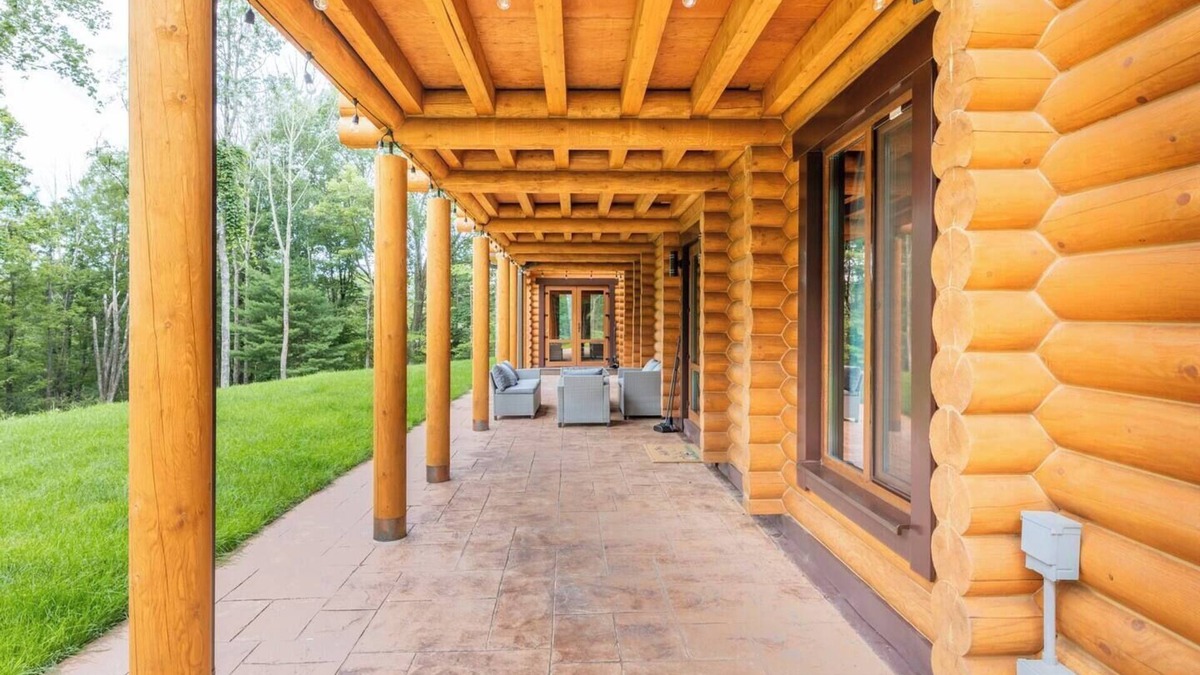 Scotrun Ski Chalet | Log House Vacation Rental with Pool in 5 minutes from Camelback Resort