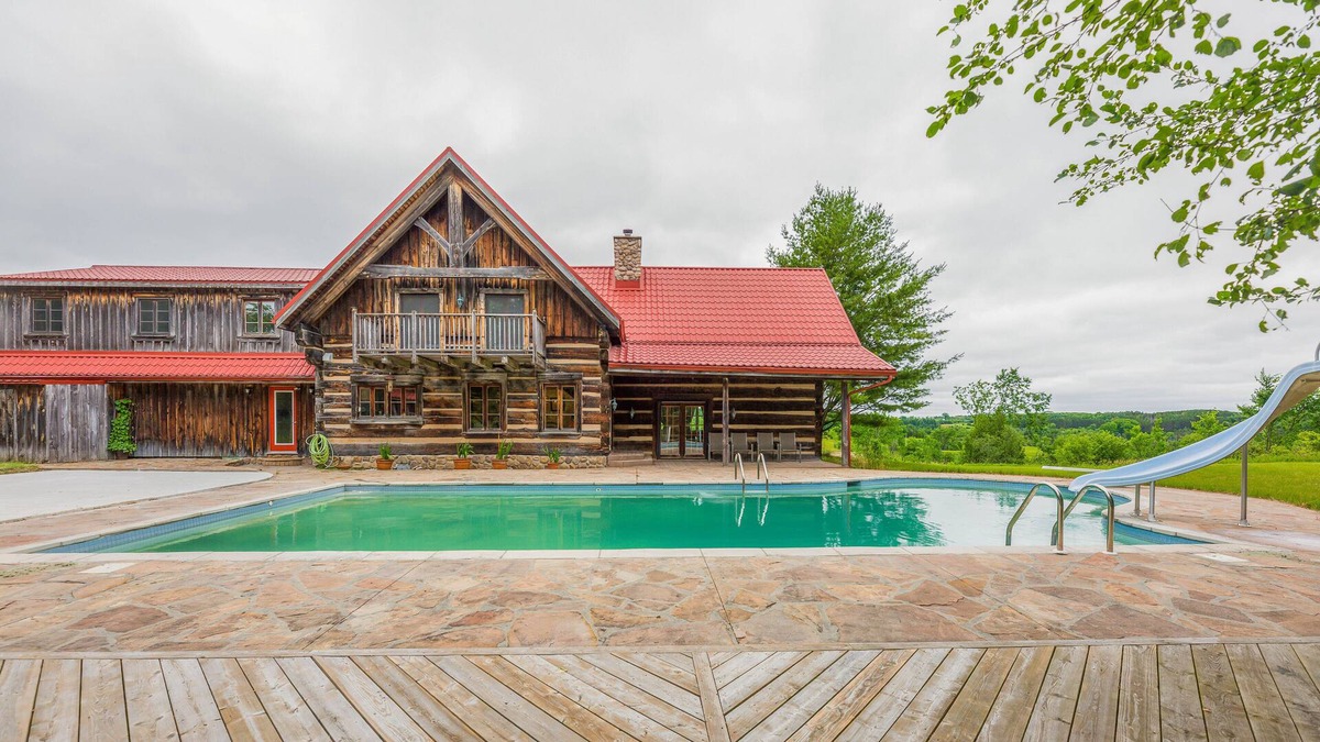 King Cottage | Log house with pool! Close to Toronto! 5 mins from downtown Bolton!