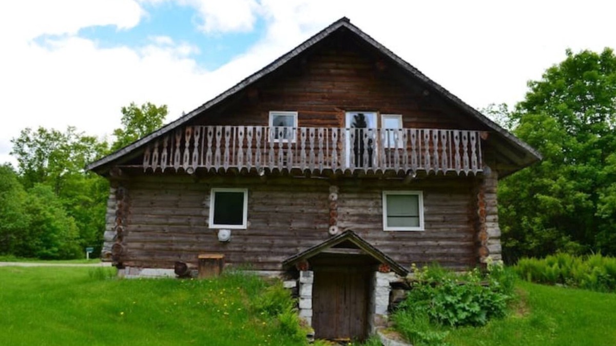 Plainfield House | Log House with Views of Spruce Mtn