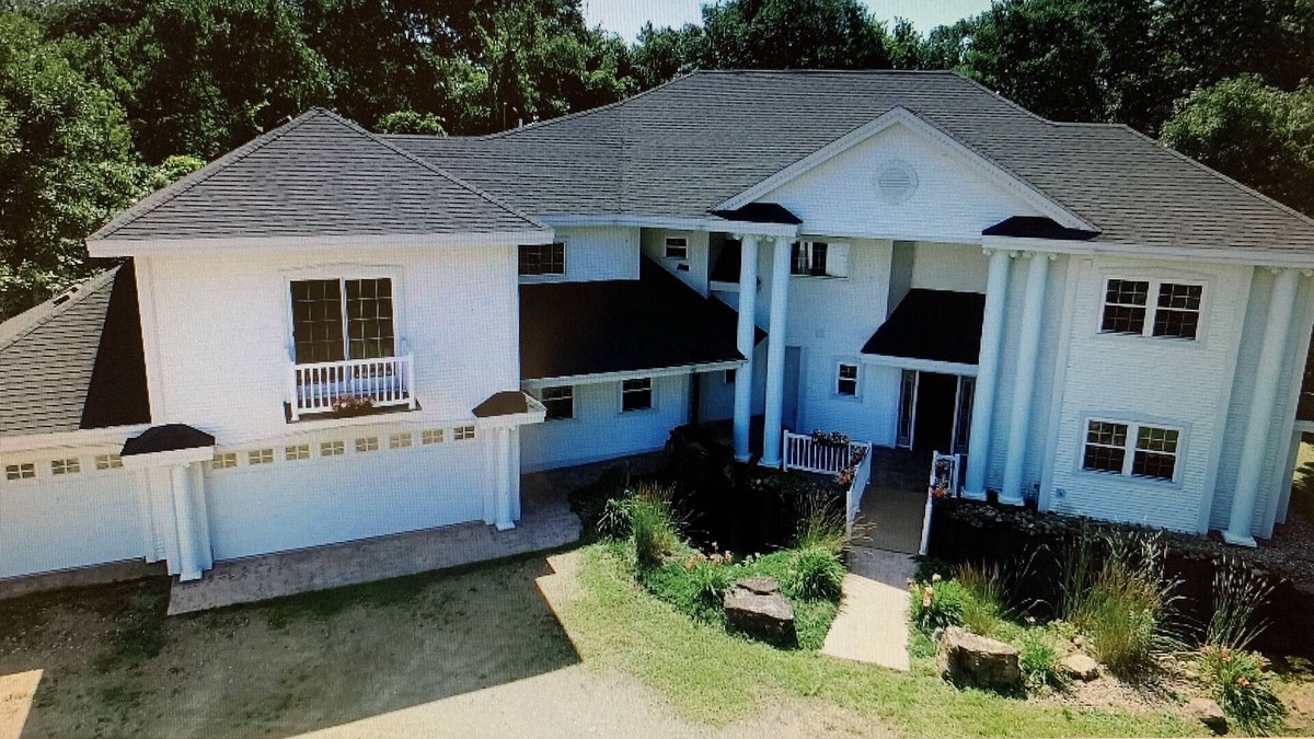 Madison Lake House | Log Inn on Madison Lake. Multi generation. Corporate retreat for team building