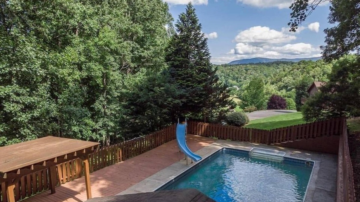 Natural Bridge House | Log Lodge: Mountain/Water View & Heated Pool!
