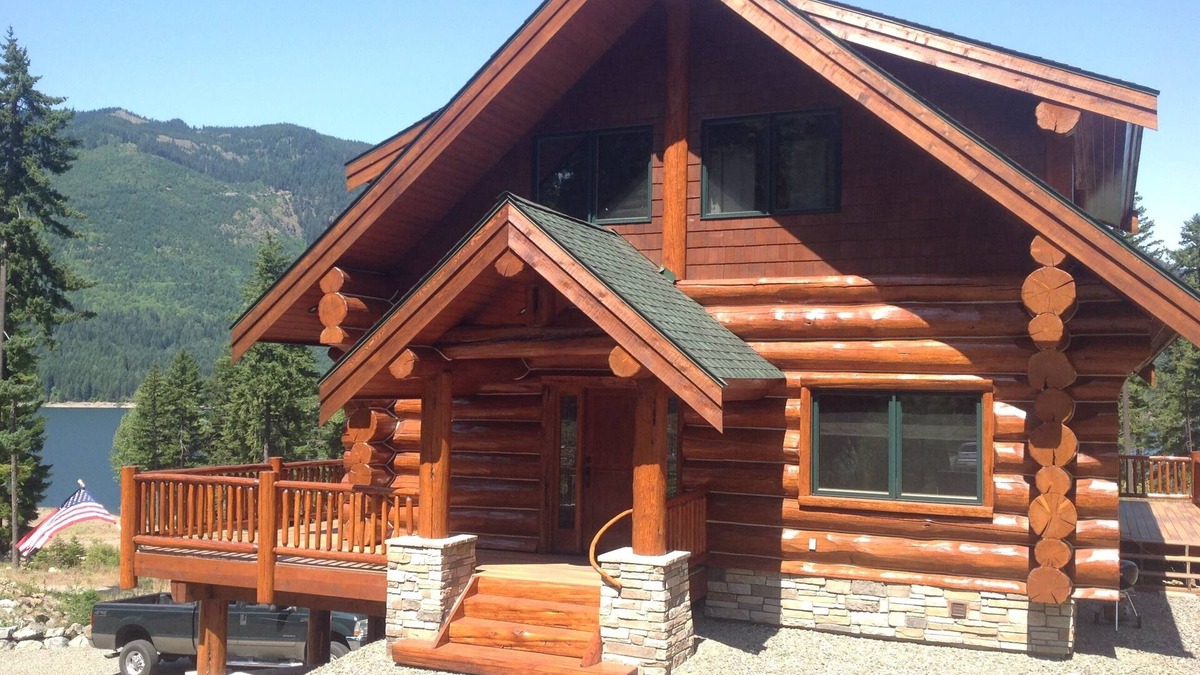 Cle Elum Cabin | Log sanctuary w/hot tub walking distance to Lake Cle Elum game room & deck views
