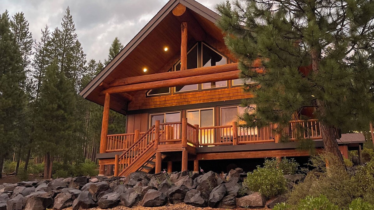Crescent Cabin | Log style Cabin near Crater Lake with Mountain Views!