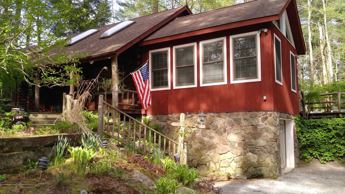 Egremont House | Log style home 4 miles to Catamount with fitness room