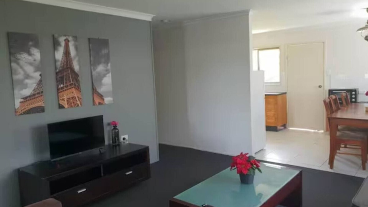 Logan Central Apartment | Logan Central Retreat 3BR Close to Brisbane & GC