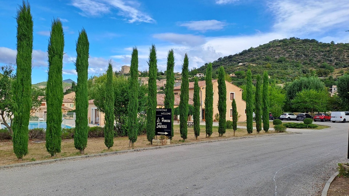 Montbrun-les-Bains Apartment | Logement 2 Chambres, Entièrement Rénové, Dans Résidence Avec Piscine