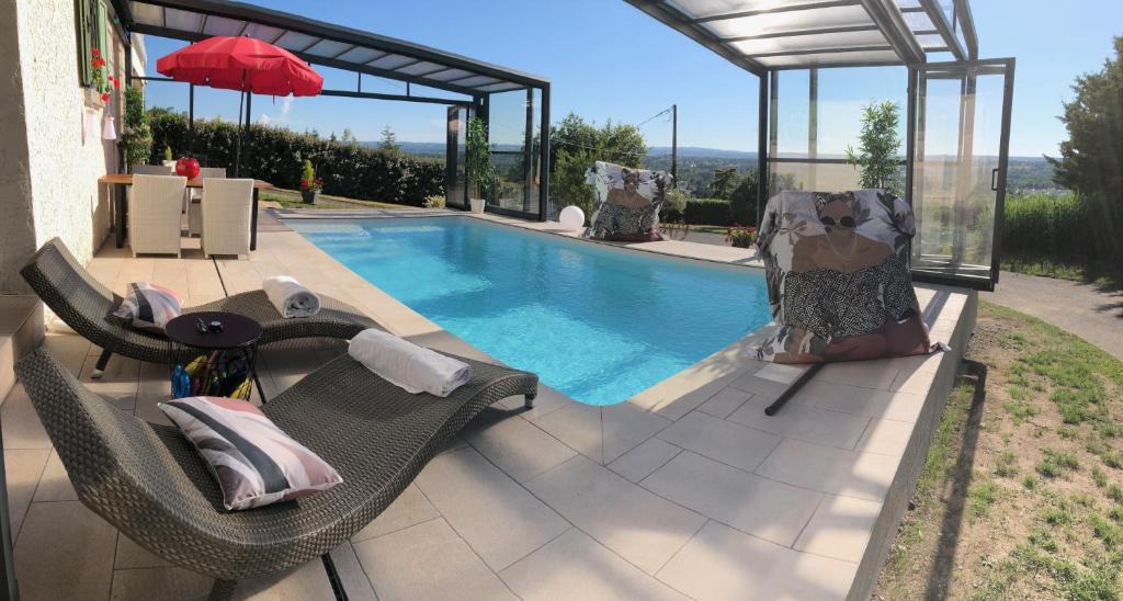 Estivareilles Apartment | logement avec piscine couverte chauffée d'avril à octobre et spa privatifs, vue