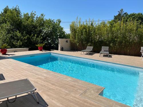 Euzet-les-Bains Apartment | Logement avec piscine et parking