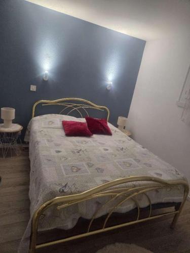 Arpajon-sur-Cere Apartment | Logement chez habitant