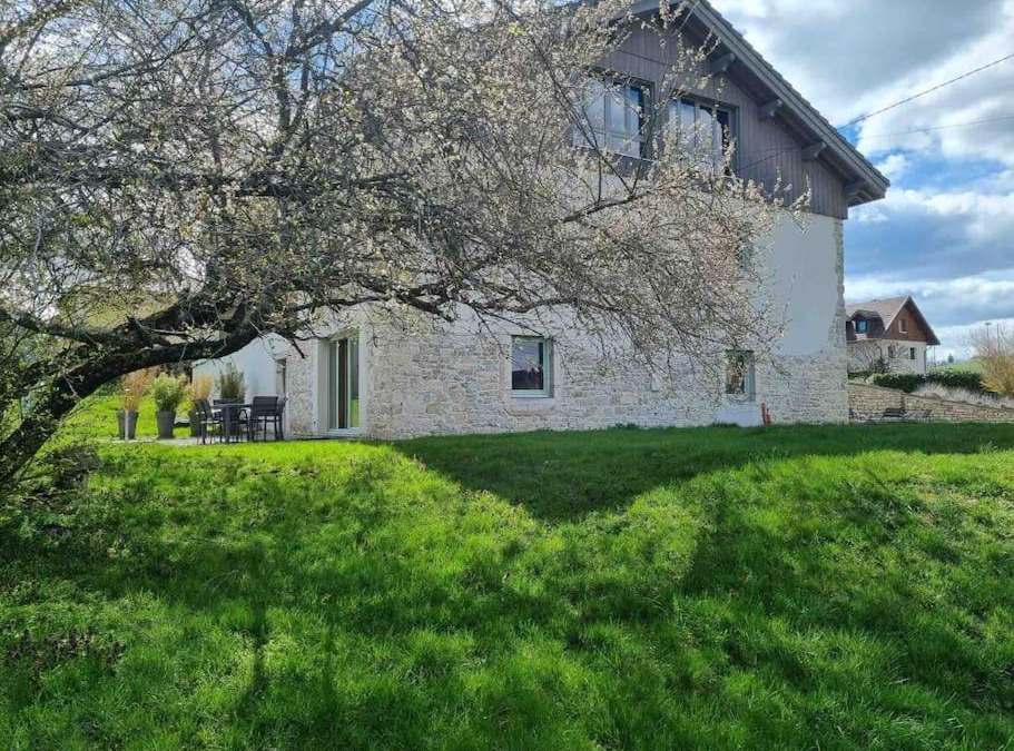 Orchamps-Vennes Apartment | Logement dans maison + extérieur