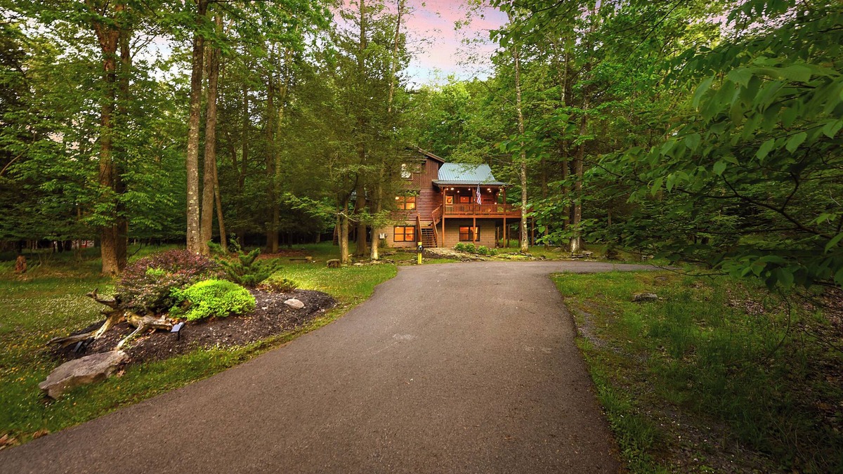Thayerville Cabin | Logged & Loaded Cabin! 9Min to WISP! Hot tub, fire pit! Pets! EV charger!n