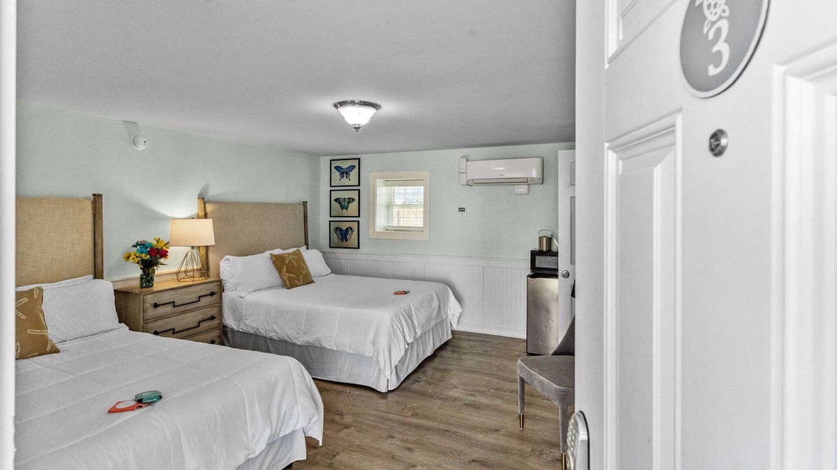 Surf City Hotel | Loggerhead Inn & Suites - Two Queen Room in hotel in Surf City, North Carolina