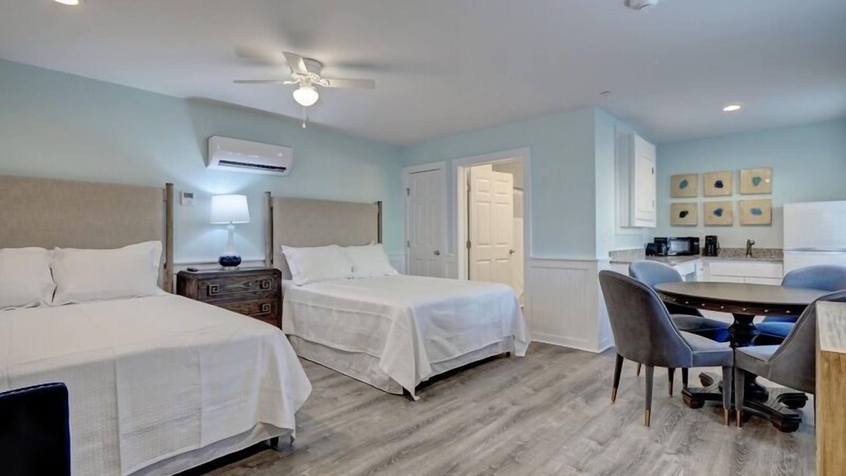 Surf City Hotel | Loggerhead Inn & Suites - Two Queen Suite in hotel in Surf City, North Carolina