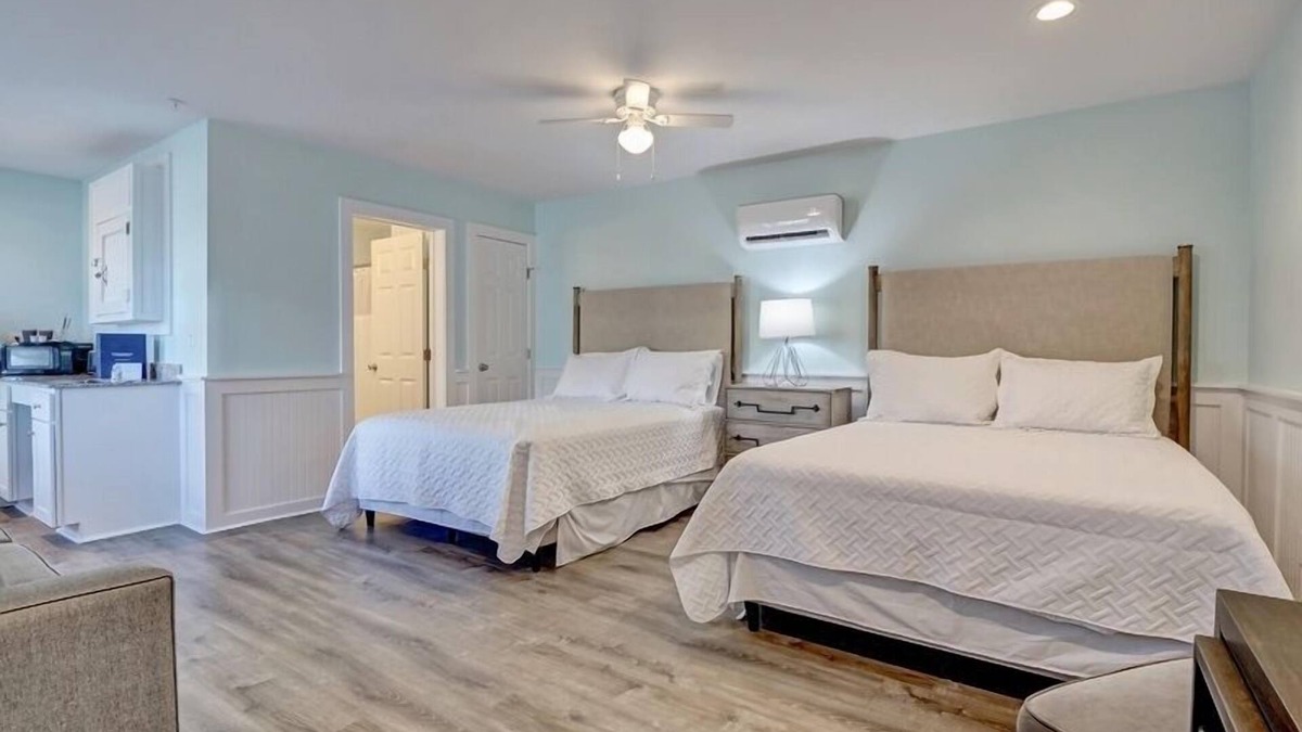 Surf City Hotel | Loggerhead Inn & Suites - Two Queen Suite in hotel in Surf City, North Carolina