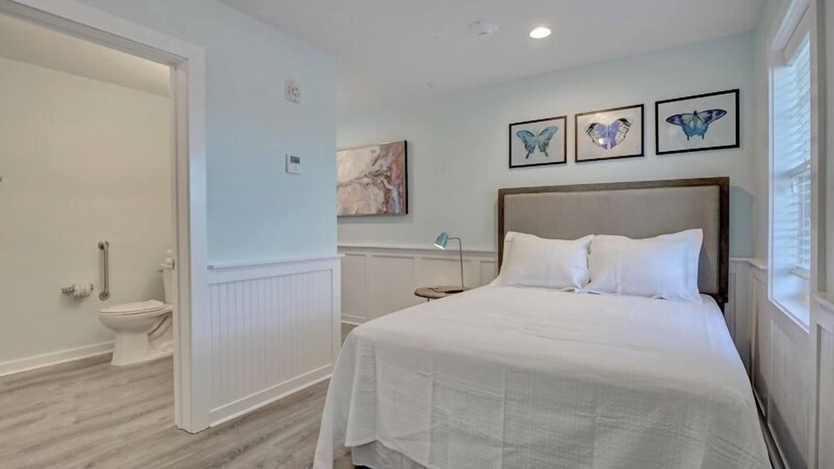 Surf City Hotel | Loggerhead Inn & Suites - Queen Room in hotel in Surf City, North Carolina