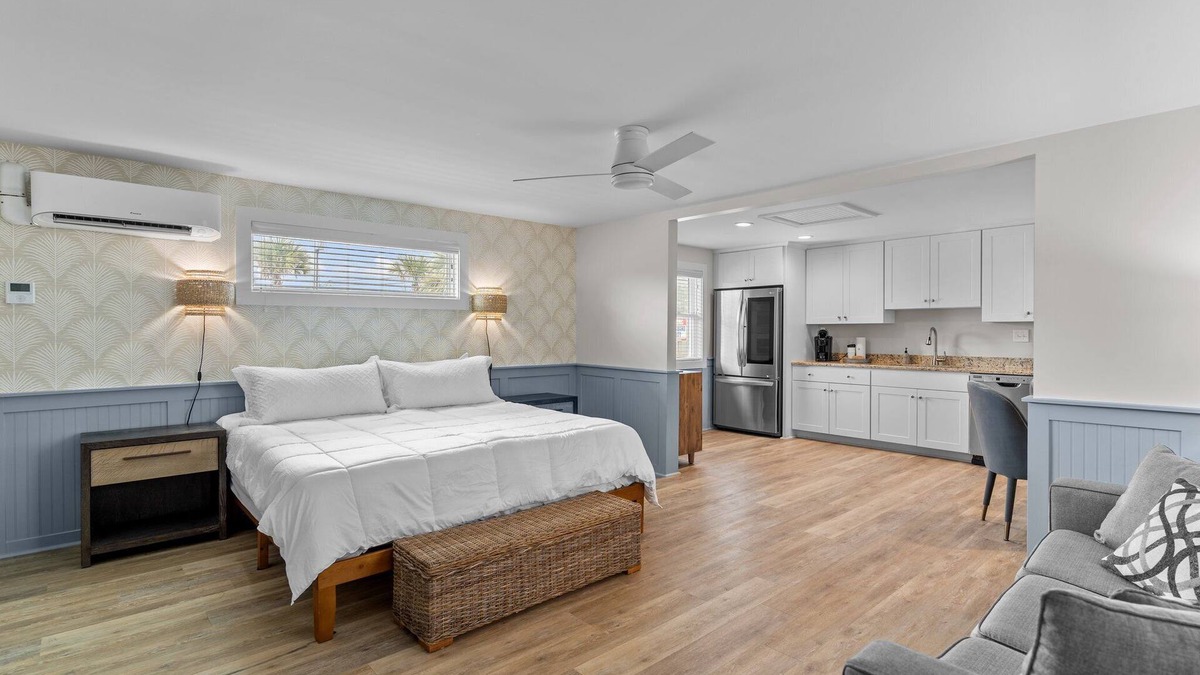 Surf City Hotel | Loggerhead Inn & Suites - Premium King Suite in hotel in Surf City, North Carolina